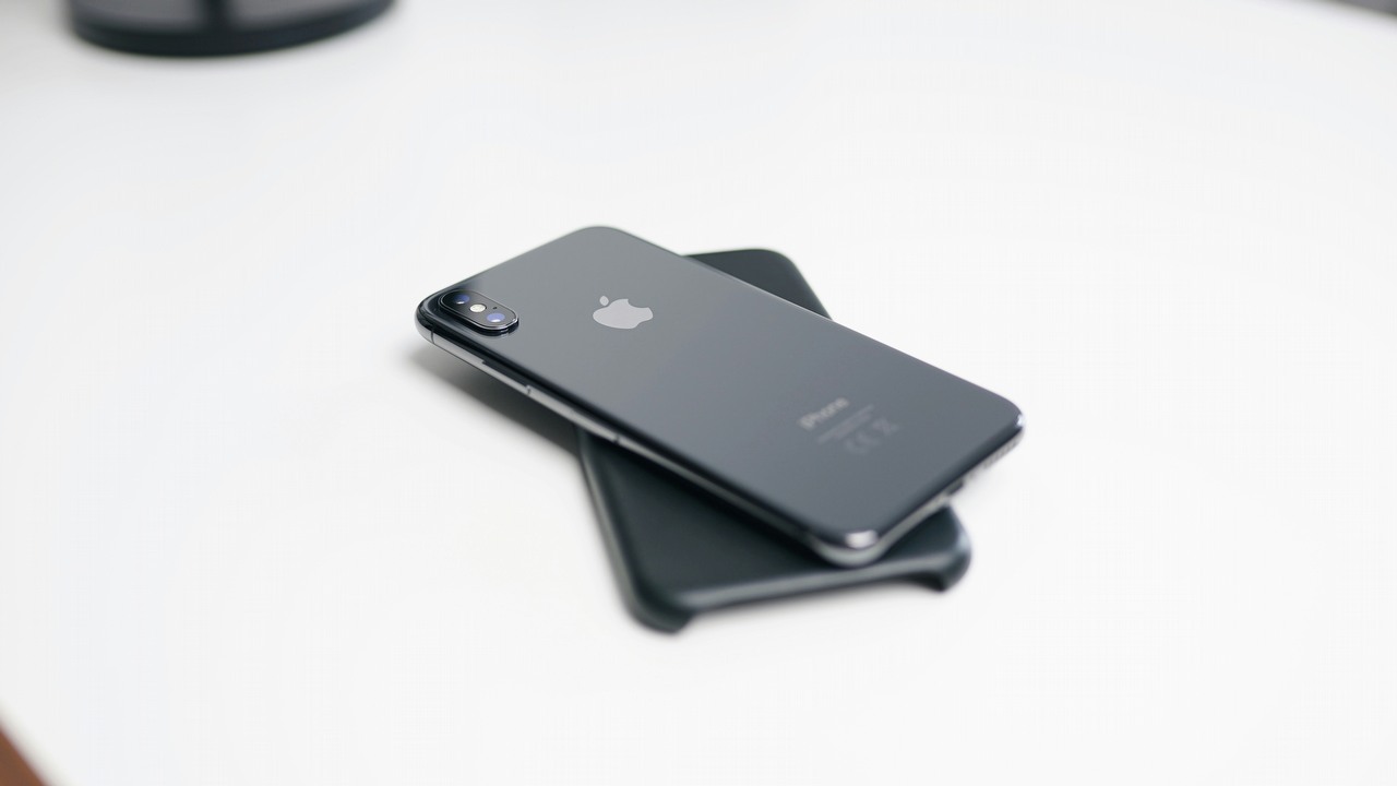 Dlaczego system iOS zajmuje tak dużo miejsca na dysku i jak je zwolnić?, źródło grafiki: beautyoftech, Unsplash.