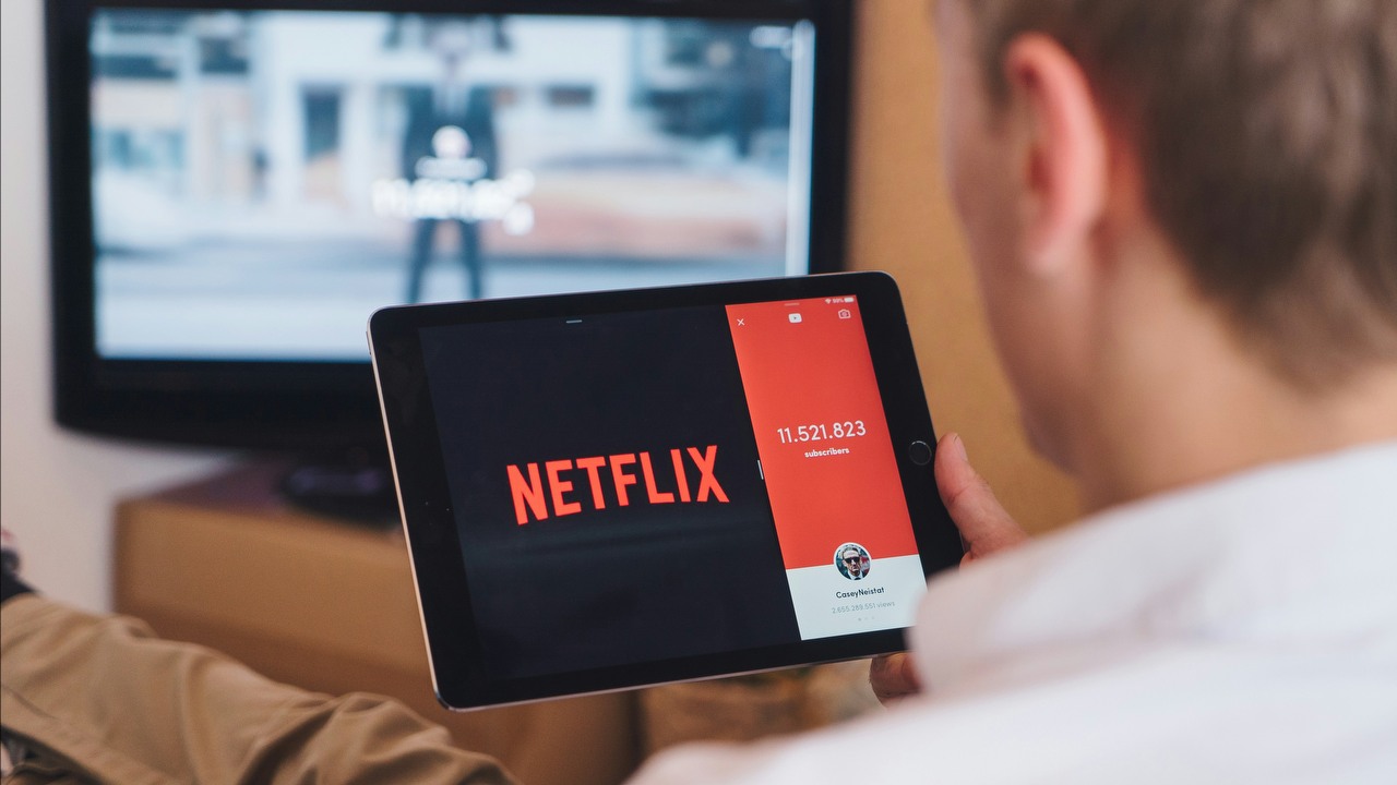 Netflix znów eksperymentuje z planami abonentowymi. Znika pakiet podstawowy, a użytkownicy narzekają, źródło grafiki: Unsplash | CardMapr.nl.