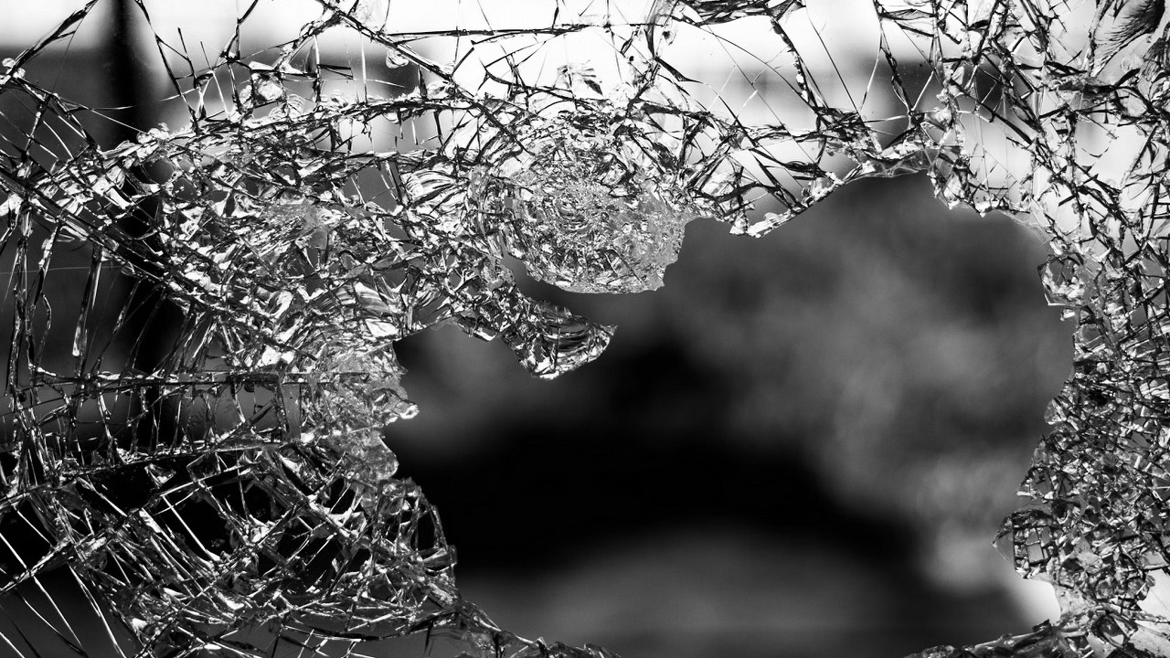 Ile kosztuje wymiana szybki w telefonie Motorola? Podajemy ceny, źródło grafiki: Jilbert Ebrahimi | Unsplash.