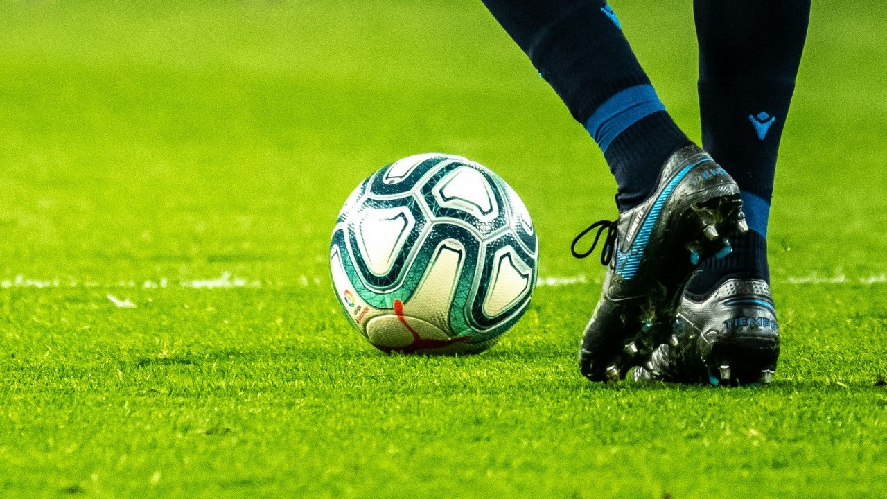 Qualcomm umieścił logo Snapdragona na koszulkach Manchesteru United. To mogło kosztować nawet 300 mln złotych, źródło grafiki: Emilio Garcia, Unsplash.