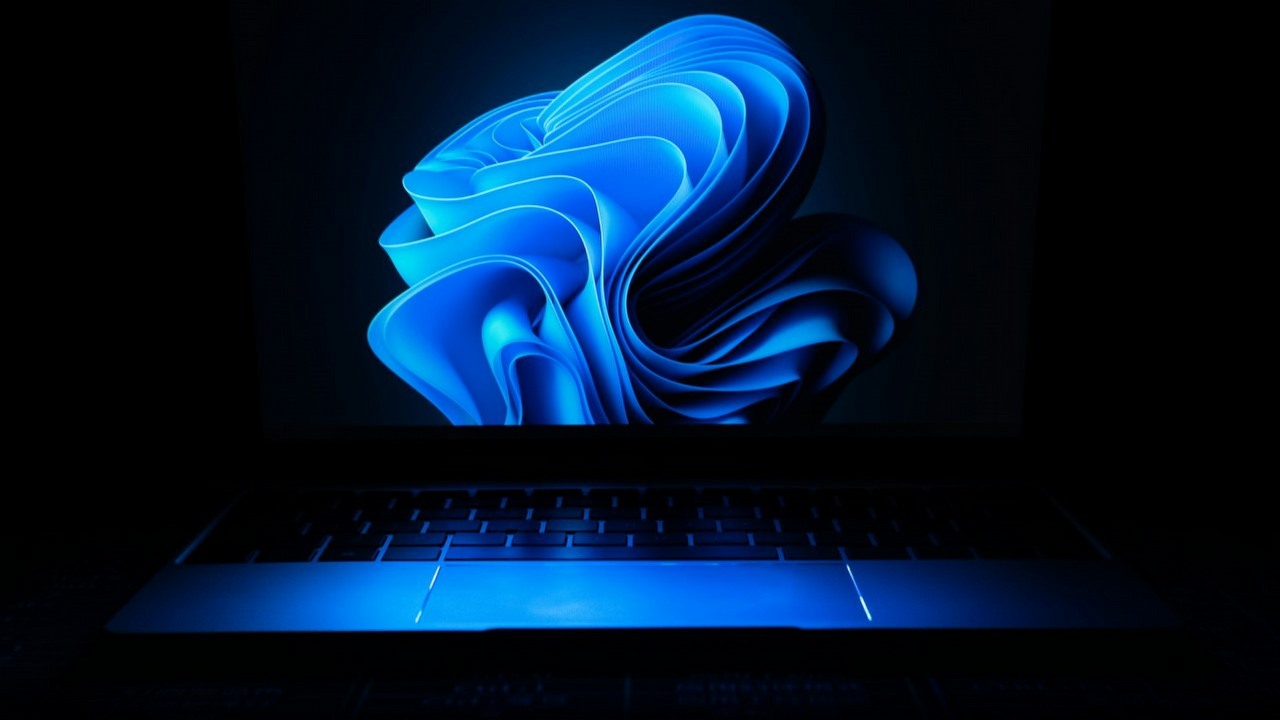 Windows 11 wciąż z absurdalnie niskim udziałem na rynku. To już niemal 3 lata od premiery, a działa na zaledwie 30% PC, źródło grafiki: Sunrise King | Unsplash.
