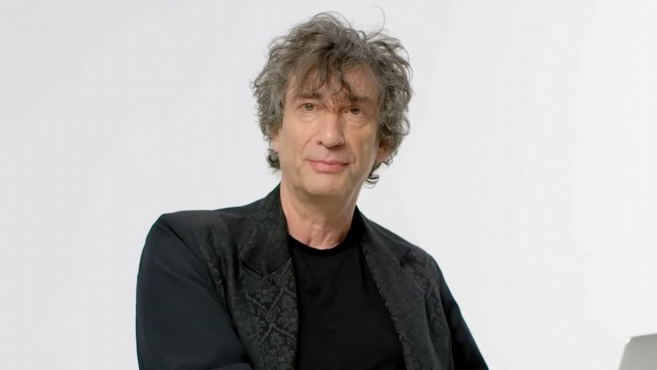 Neil Gaiman, twórca Sandmana, oskarżony o napaść seksualną. Pisarz stanowczo zaprzecza zarzutom przedstawionym w podcaście, źródło grafiki: Youtube, Wired, 2023.