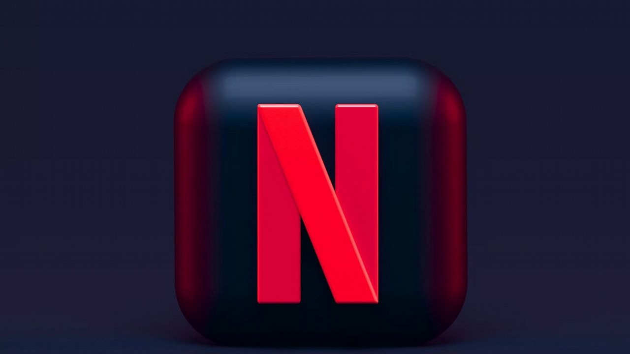 Netflix wycofuje najtańszy plan bez reklam na Zachodzie, subskrybenci poruszeni pojawiającym się monitem, źródło grafiki: Alexander Shatov, Unsplash.com, 2021.