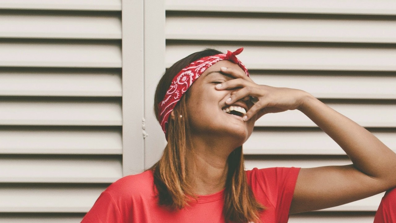 ChatGPT opowiada całkiem dobre dowcipy, to wynik testów. Niestety nie w naszym języku, źródło grafiki: Lucas Lenzi, Unsplash.