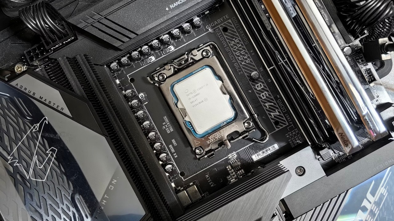 Overclocking tylko dla bogaczy. To wynika z przecieku płyt głównych Intela Arrow Lake, źródło grafiki: Andrey Matveev; Unsplash.com; 2023.