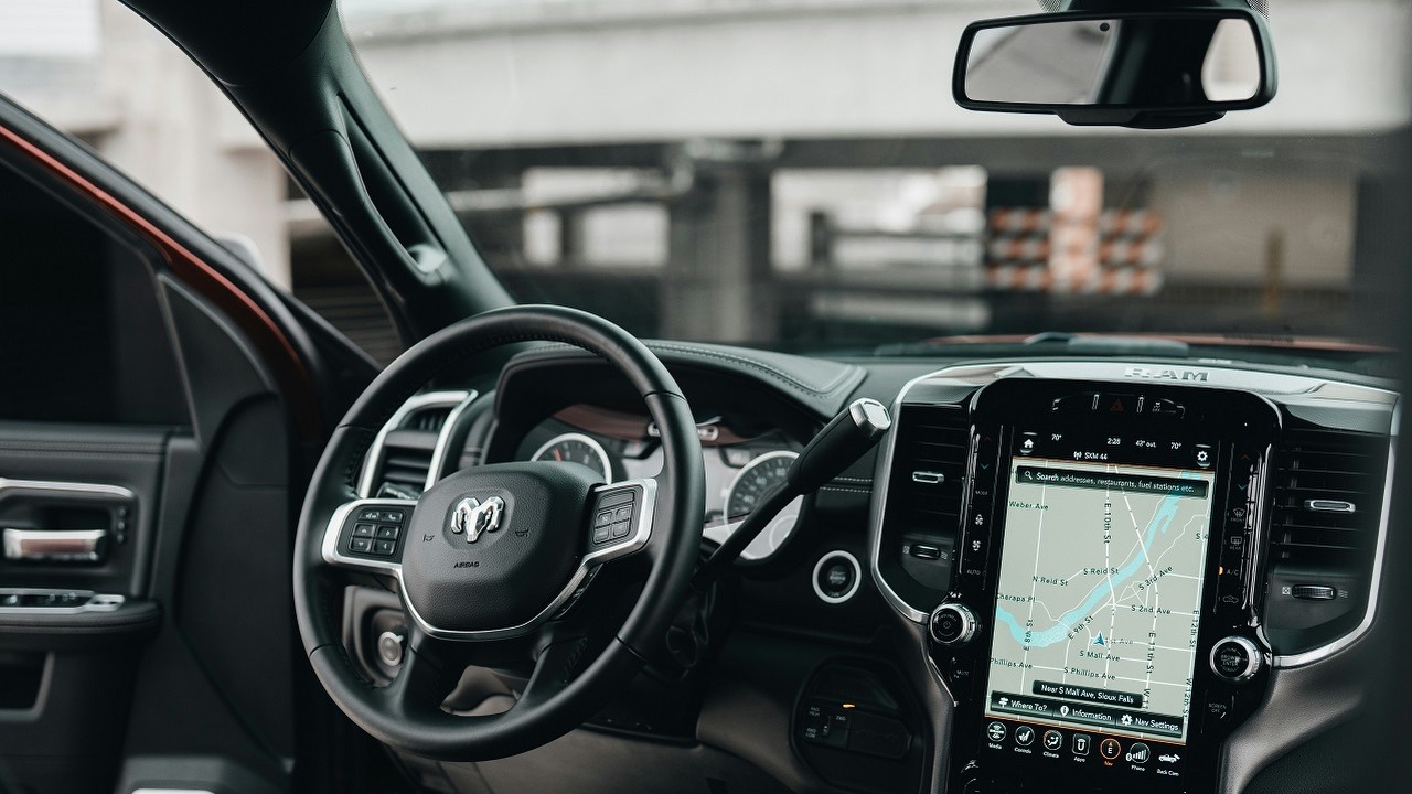 Autonomiczne auto zjechało na zły pas i zostało zatrzymane przez policję, źródło grafiki: Unsplash |  Brock Wegner..