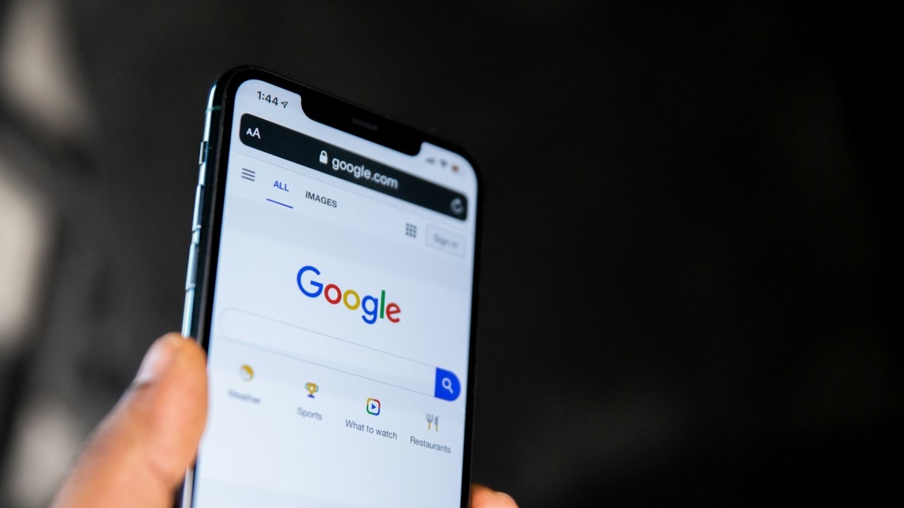 Google Photos ma już 10 miliardów pobrań, aplikacja dołącza do elitarnego grona najpopularniejszych na świecie, źródło grafiki: Solen Feyissa | Unsplash.
