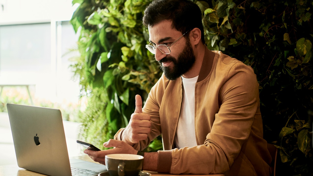 Właściciel kilku firm wpadł na świetny pomysł: 70-godzinny tydzień pracy, źródło grafiki: Docusign | Unsplash.