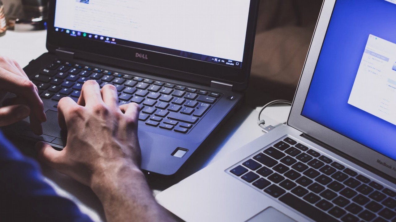 Internet Explorer bronią w rękach hakerów. Używają go, żeby atakować komputery z Windows 10 i 11, źródło grafiki: freestocks; Unsplash.com; 2018.