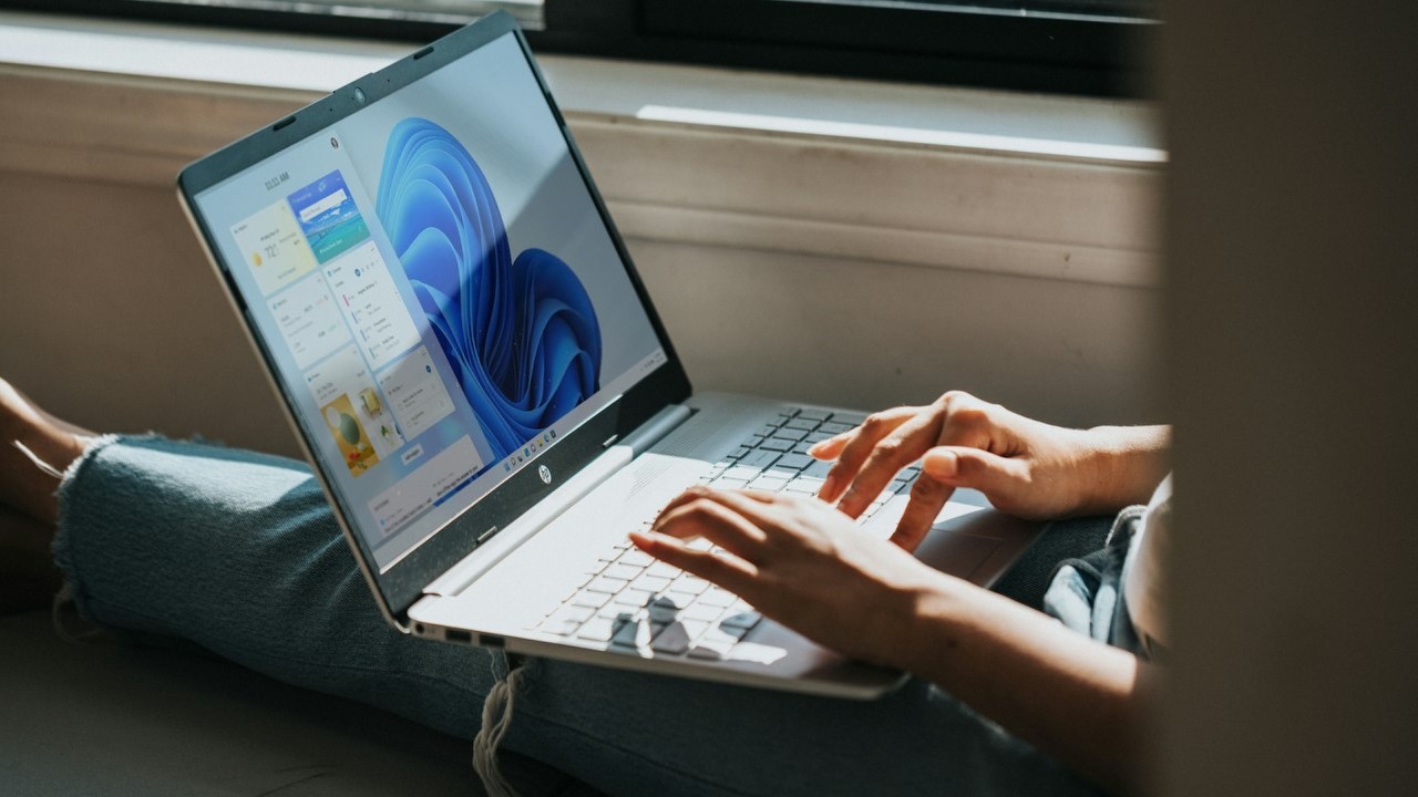 Microsoft usunął lukę bezpieczeństwa w Windowsie 11. W tym celu zaktualizowano Internet Explorer, źródło grafiki: Windows | Unsplash.