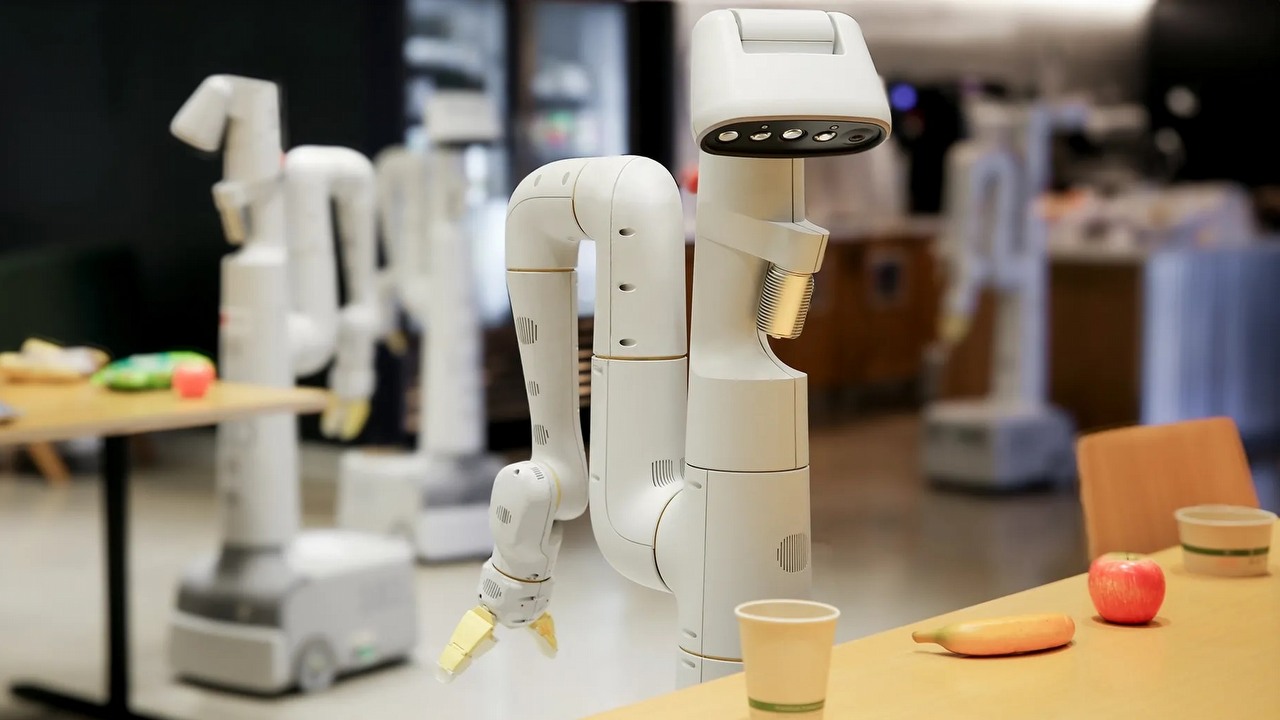 Pracownicy Google prezentują, jak robot wyposażony w Gemini radzi sobie z nawigacją, źródło grafiki: Google DeepMind.