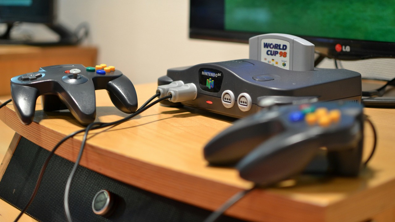 Fan Nintendo zbudował fantastyczną stację do kanapowego grania na N64, teraz każdy gracz ma cztery ekrany, źródło grafiki: Pat Moin, Unsplash.