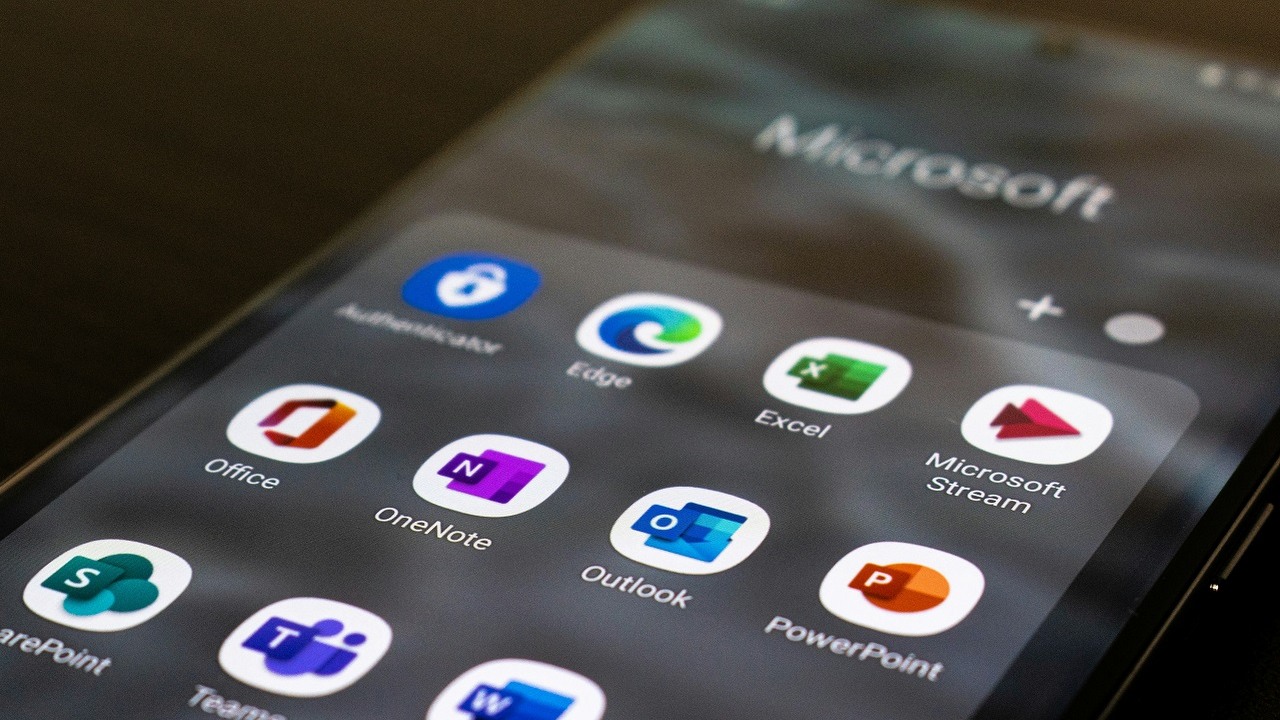 Chińscy pracownicy Microsoftu będą musieli porzucić telefony z Androidem, źródło grafiki: Unsplash | Ed Hardie..