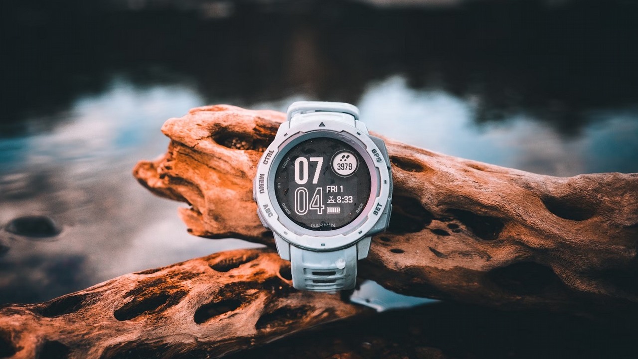 Garmin czy Apple Watch? Porównujemy zegarki, źródło grafiki: JJ Shev | Unsplash.