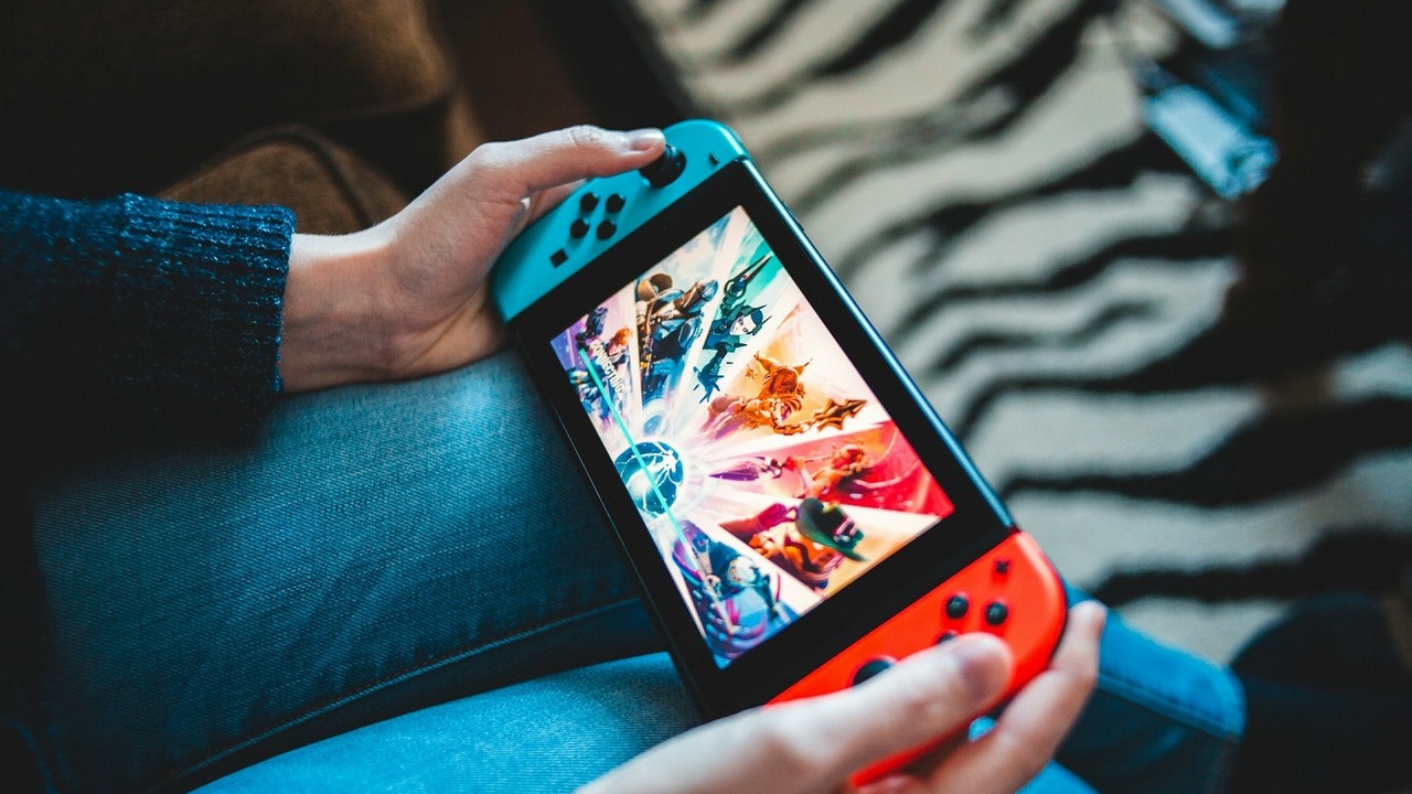 Nintendo Switch staje się jedną z najdłużej panujących konsol bez następcy, pobił właśnie wynik NES-a, źródło grafiki: Unsplash |  Erik Mclean.