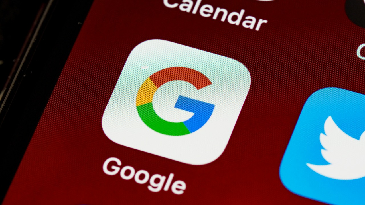 Gemini może skanować prywatne dokumenty użytkowników Dysku Google, źródło grafiki: Unsplash | Brett Jordan.