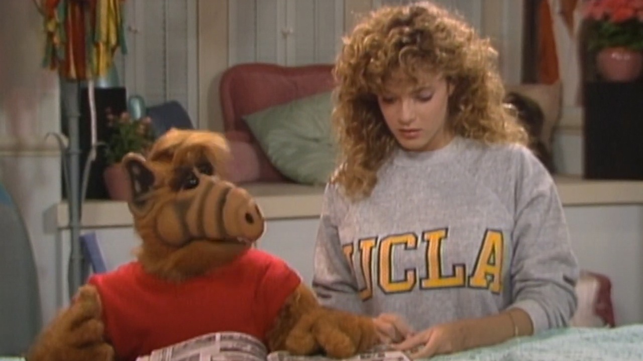 Grała Lynn Tanner w serialu Alf. Czym dziś zajmuje się Andrea Elson?, źródło grafiki: Alf, Tom Patchett i Paul Fusco, NBC, 1986.
