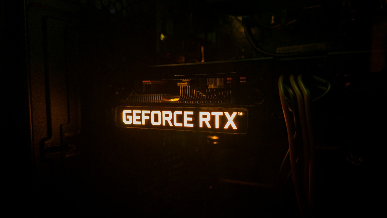 Anulowana wersja GeForce RTX 4070 z 10 GB VRAM i 7168 rdzeniami CUDA została wystawiona na sprzedaż, źródło grafiki: Alex Konokh, Unsplash.
