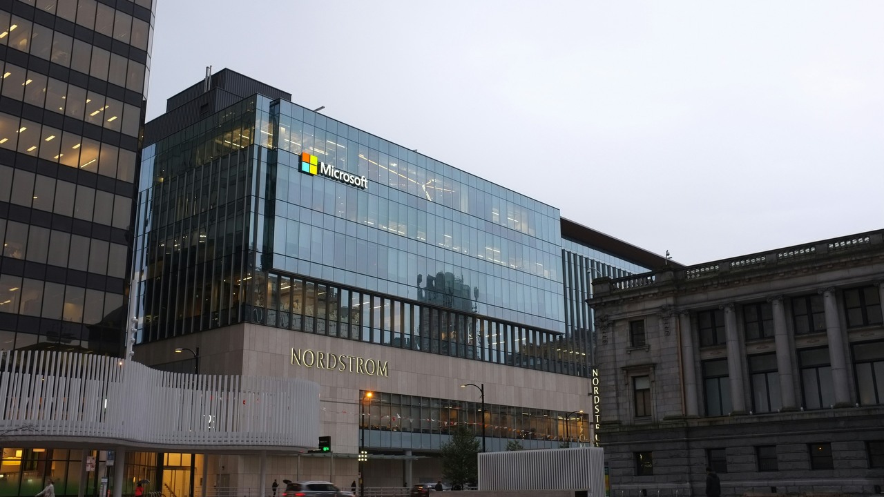 Microsoft znów ma problemy w Wielkiej Brytanii. Tym razem chodzi o AI, źródło grafiki: Matthew Manuel, Unsplash.