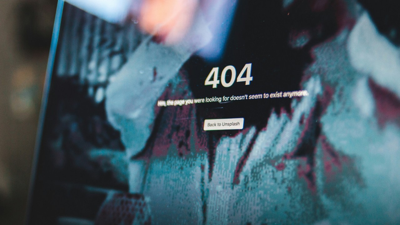Jeśli szukacie starego artykułu to możecie się rozczarować. Badania pokazują jak wiele stron internetowych przestało istnieć, źródło grafiki: Erik Mclean, Unsplash.