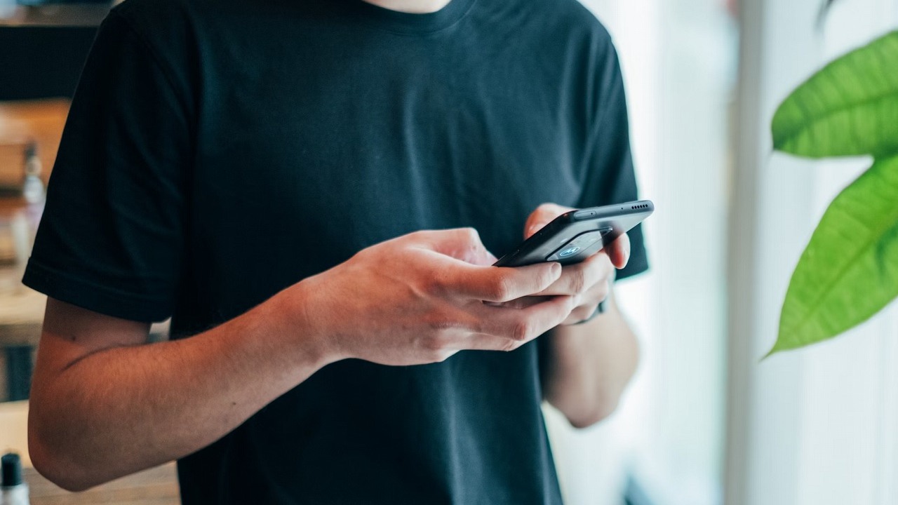 Jak odblokować telefon Motorola, gdy zapomni się wzoru lub kodu?, źródło grafiki: Jonas Leupe | Unsplash.