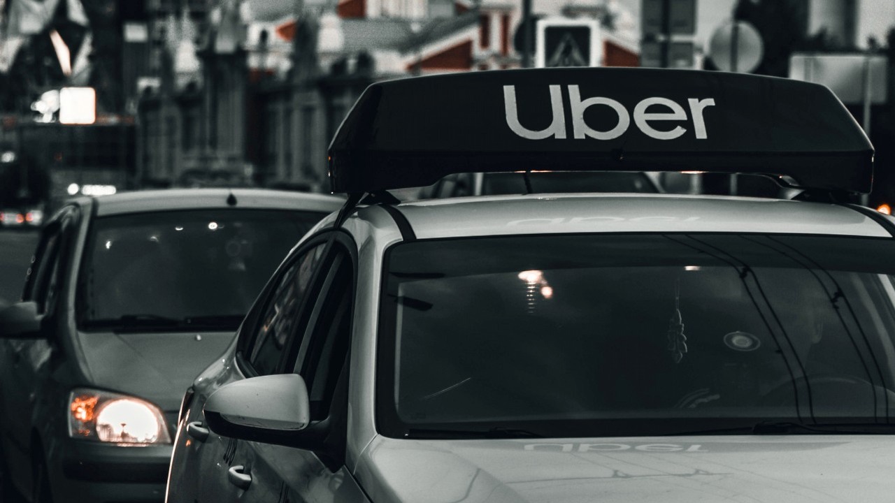 Uber pokaże Ci średnie ceny przejazdów i czas oczekiwania w wybranych miastach, także w Polsce, źródło grafiki: Viktor Avdeev, Unsplash.