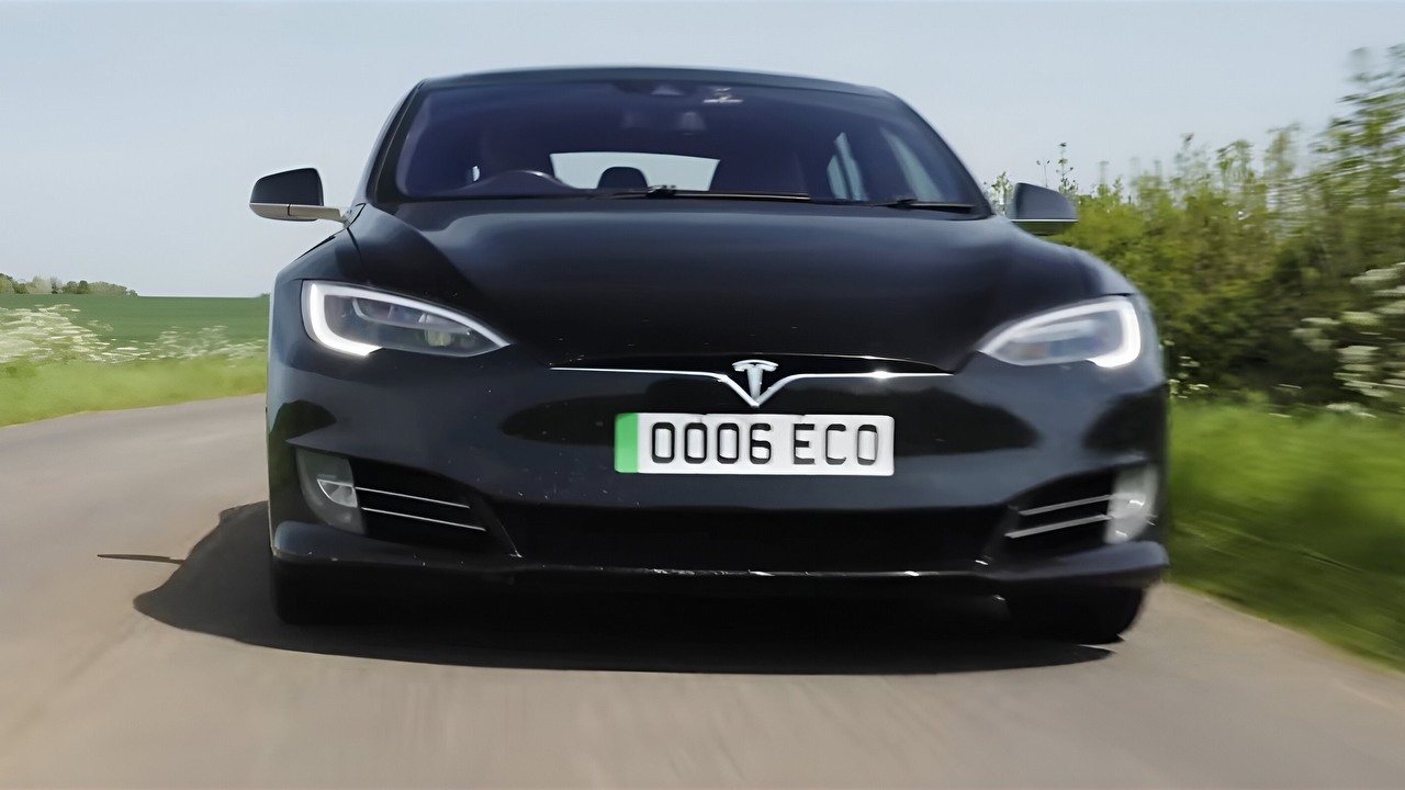 Ta Tesla przejechała prawie 700 000 kilometrów i jest w lepszym stanie niż sądzicie, źródło grafiki: AutoTrader | YouTube.