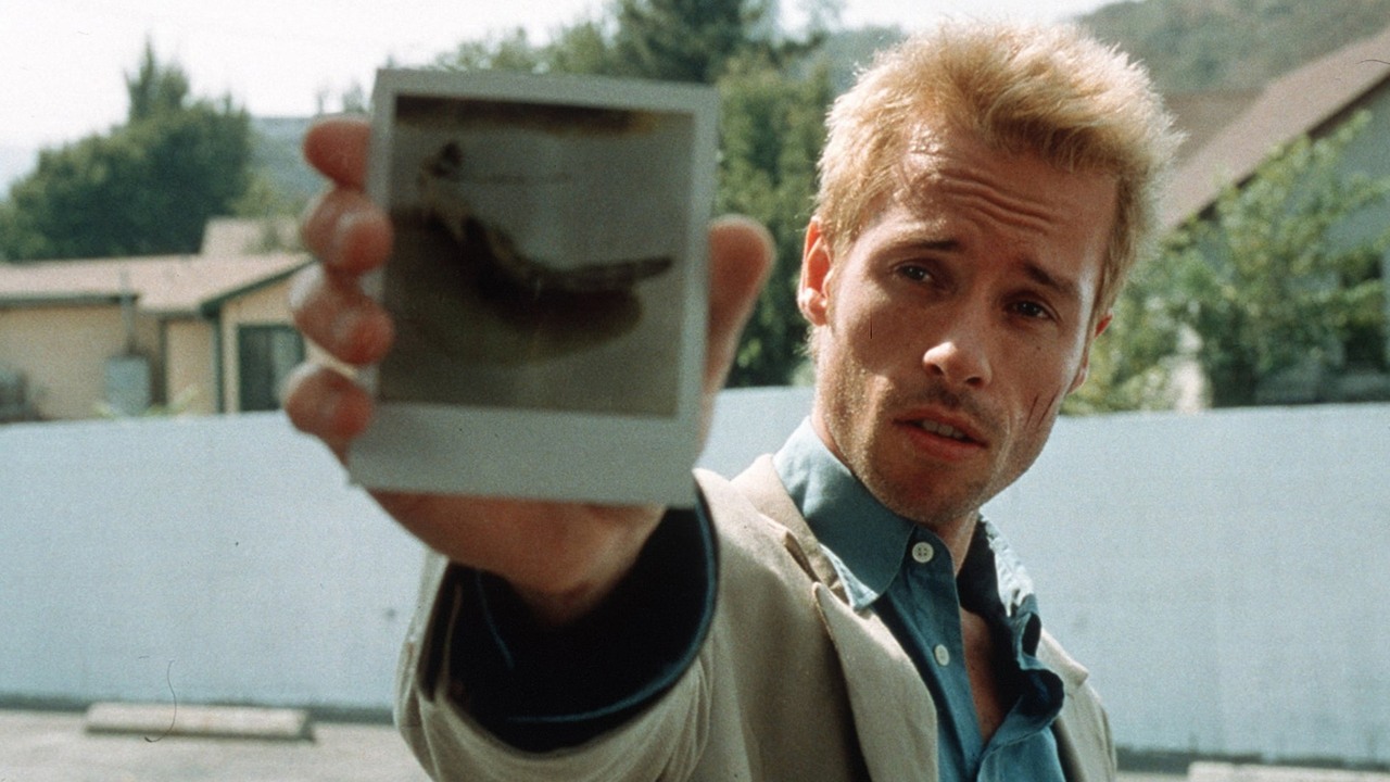 Memento wyjaśnione na jednym obrazku. Infografika kładzie kres 20-letniemu zamieszaniu wokół filmu Christophera Nolana, źródło grafiki: Memento, Christopher Nolan, Summit Entertainment, 2000.