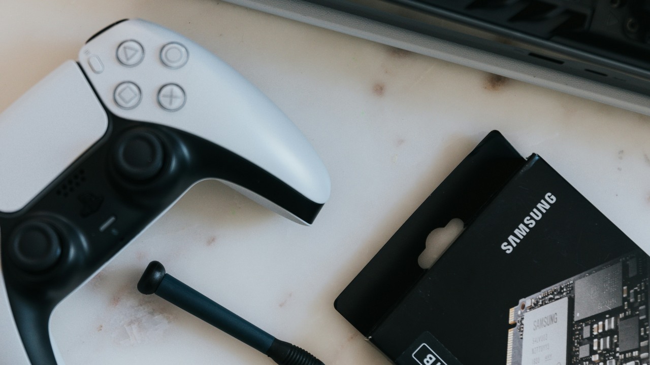 PS5 wcale nie jest potężnym sprzętem, o czym świadczy jego komputerowy odpowiednik. Konsola ma za to jedną przewagą, źródło grafiki: Unsplash | Samsung Memory.