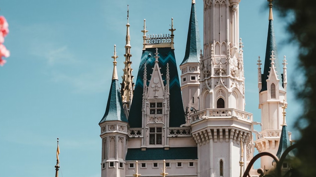 Jak zainstalować Disney Plus na TV? Opisujemy krok po kroku, źródło grafiki: Gui Avelar | Unsplash.