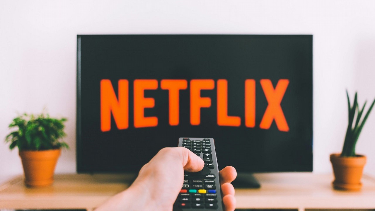 Reklamy ogromnym sukcesem Netflixa. Na ich oglądanie decyduje się niemal połowa nowych subskrybentów, źródło grafiki: Unsplash | freestocks.