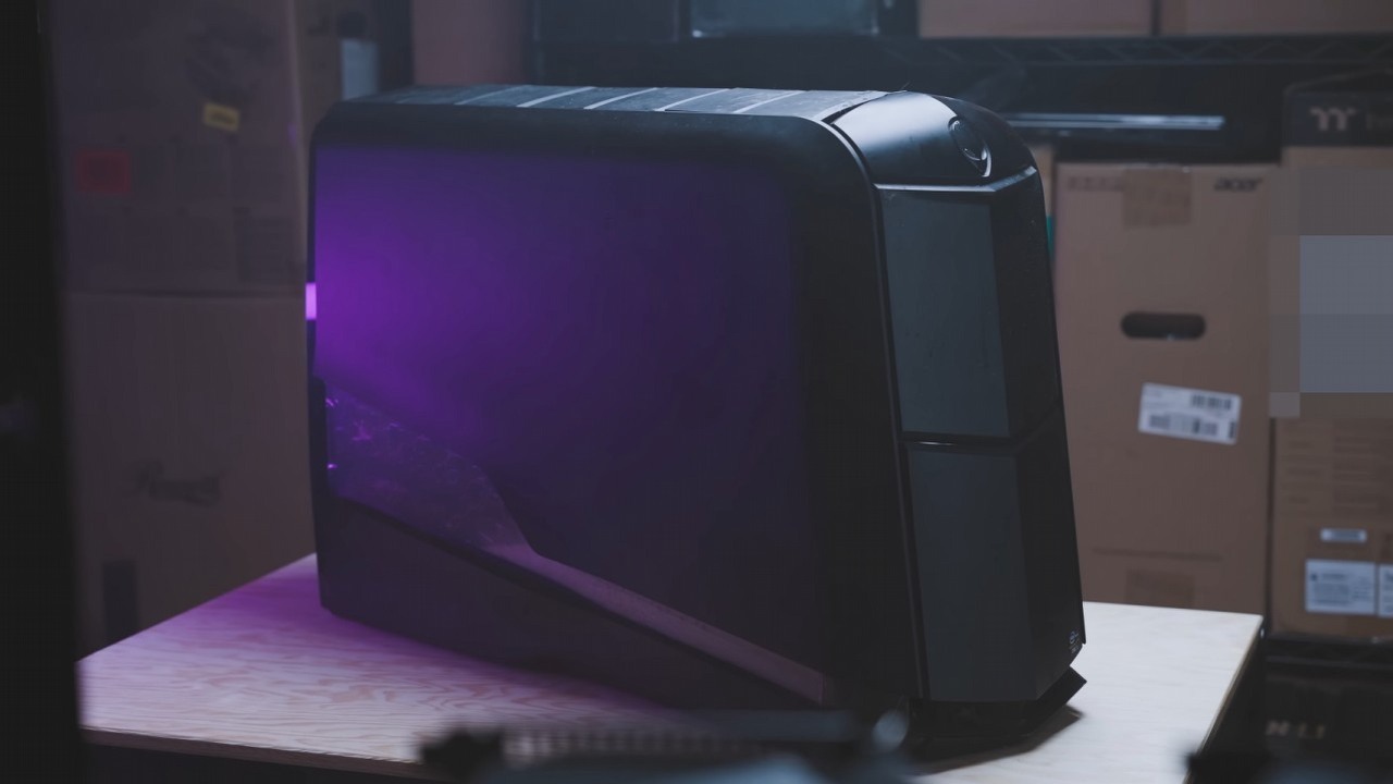 Ten PC z epoki Windowsa 7 to mutant z dwiema kartami graficznymi. Youtuber przybliżył ciekawą konstrukcję, źródło grafiki: YouTube: Dawid Does Tech Stuff; 2024.