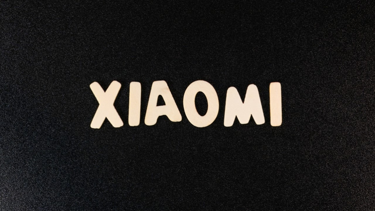 Galaxy Z Flip 6 będzie miał konkurencję. Xiaomi z rozmachem wkracza na rynek składanych smartfonów, źródło grafiki: Kim Menikh | Unsplash.