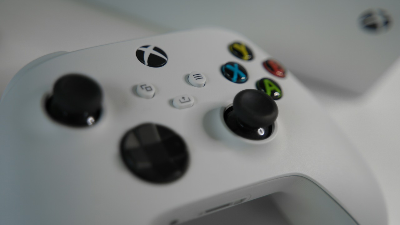 Microsoft broni zmian w Xbox Game Pass, odpierając zarzuty FTC dotyczące „zdegradowania” usługi. Firma przekonuje, że gracze nie zapłacą więcej niż dotąd, źródło grafiki: Unsplash | Pasqualino Capobianco.