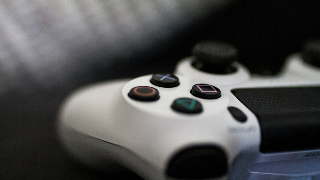 PS5 Pro zauważone przez modderów. Analiza kodu gry „No Man's Sky” ujawnia nowe informacje, źródło grafiki: Caspar Camille Rubin | Unsplash.