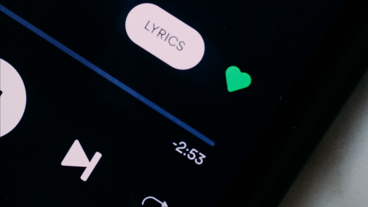 Dostęp do Hi Fi na Spotify nie pojawi się tak szybko. Funkcja ma być na wczesnym etapie prac, źródło grafiki: Unsplash | charlesdeluvio.