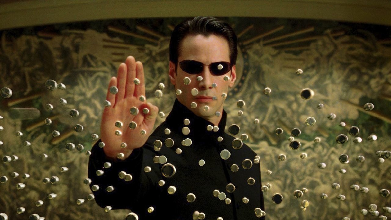 „Matrix zmienił moje życie”. Po 25 latach od premiery Keanu Reeves wzrusza się na wspomnienie kultowego dzieła sci-fi, źródło grafiki: Matrix: Reaktywacja, Lana Wachowski, Warner Bros., 2003.