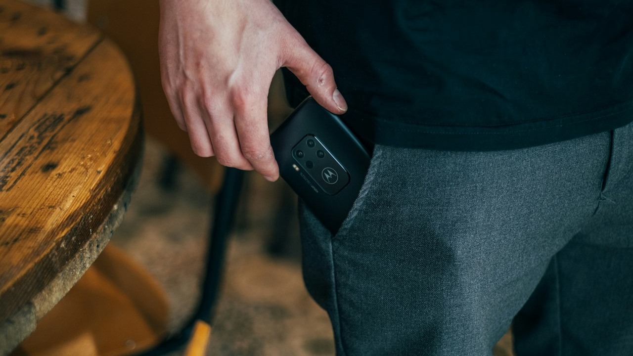 Nowego smartfona Motoroli nie da się łatwo uszkodzić, ten sprzęt nie boi się upadków oraz skrajnych temperatur, źródło grafiki: Unsplash | Jonas Leupe.