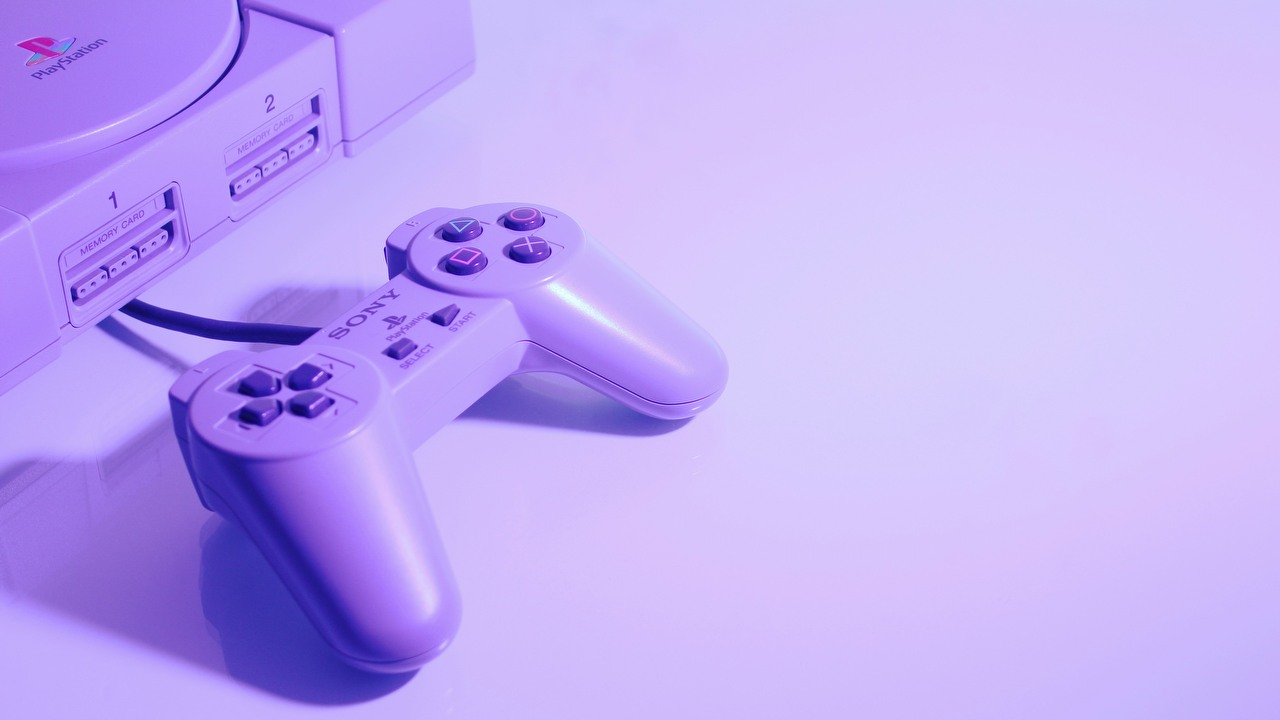 Fan PlayStation szukał „najrzadszego akcesorium do PS1 w historii”. Po 10 latach w końcu je znalazł, źródło grafiki: Nikita Kostrykin, Unsplash.