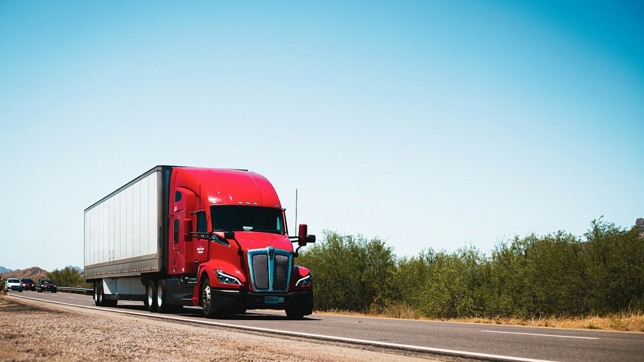 Zamiast 25 000 ciężarówek, 500-kilometrowy tunel. To odpowiedź Japonii na zbyt dużą liczbę zamówień online, źródło grafiki: Unsplash | Tom Jackson.