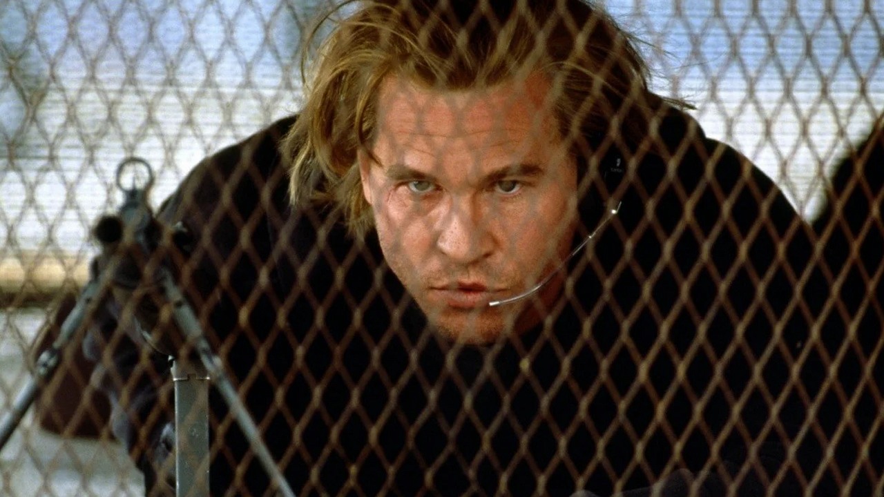 „Nigdy w życiu nikogo nie uderzyłem”. Choć Val Kilmer nie skrzywdziłby muchy, to wykazał się w brutalnej roli, która miała powędrować do Keanu Reevesa, źródło grafiki: Heat, Michael Mann, Warner Bros., 1995.