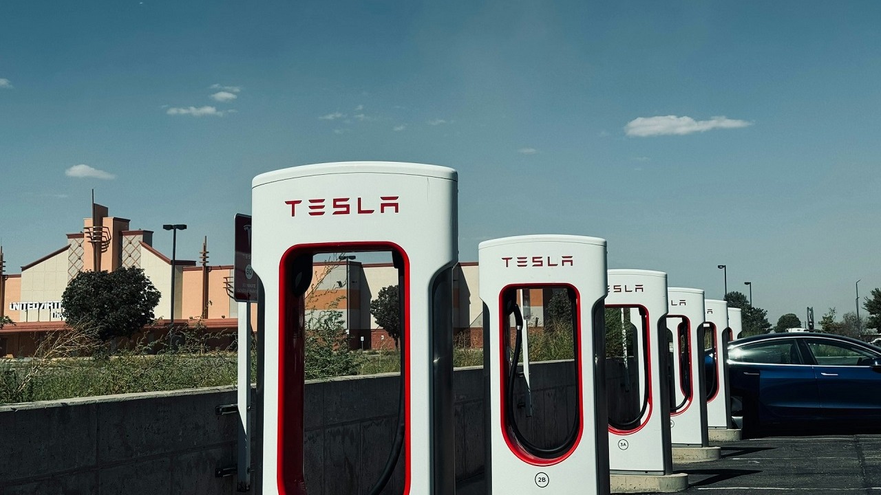 Tesla ostrzega przed internetowym trikiem mającym przyspieszać ładowanie auta, może spowodować uszkodzenia, źródło grafiki: Unsplash | dark matter.