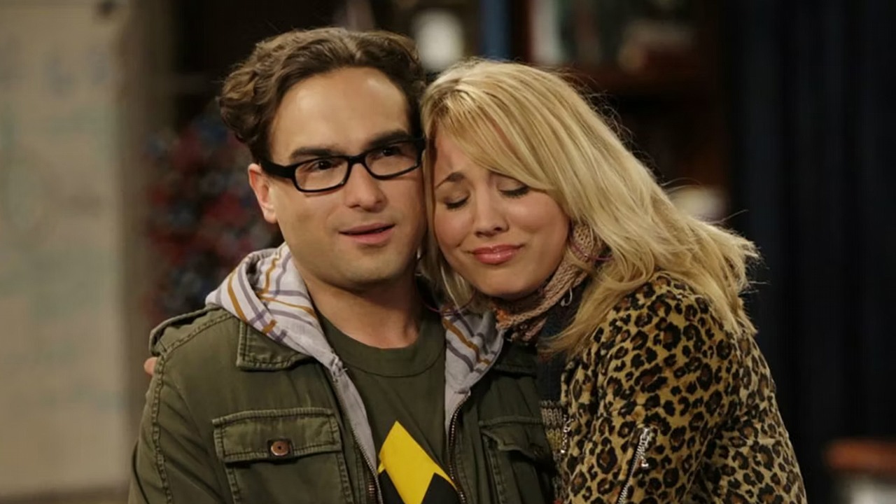 „Nie mogę zrobić z tobą tej sceny, to obrzydliwe”. Kaley Cuoco i Johnny Galecki wywołali na planie Teorii wielkiego podrywu sporą kłótnię z trywialnego powodu, źródło grafiki: Teoria wielkiego podrywu, Chuck Lorre, Bill Prady, Chuck Lorre Productions, 2007.