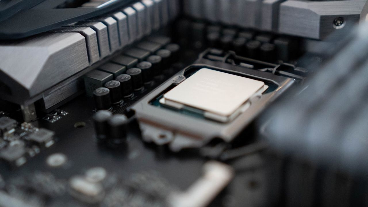 Aktualizacja Intela zabezpieczy tylko nowe CPU przed niestabilnością. To efekt długiej bierności Intela, źródło grafiki: Luan Gjokaj; Unsplash.com; 2020.