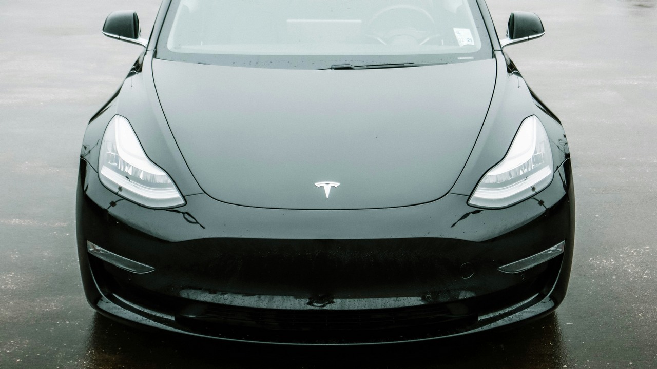 Tesla wzywa do serwisu 1,8 miliona samochodów, ponieważ ich maski mogą otwierać się podczas jazdy, źródło grafiki: Austin Ramsey | Unsplash.