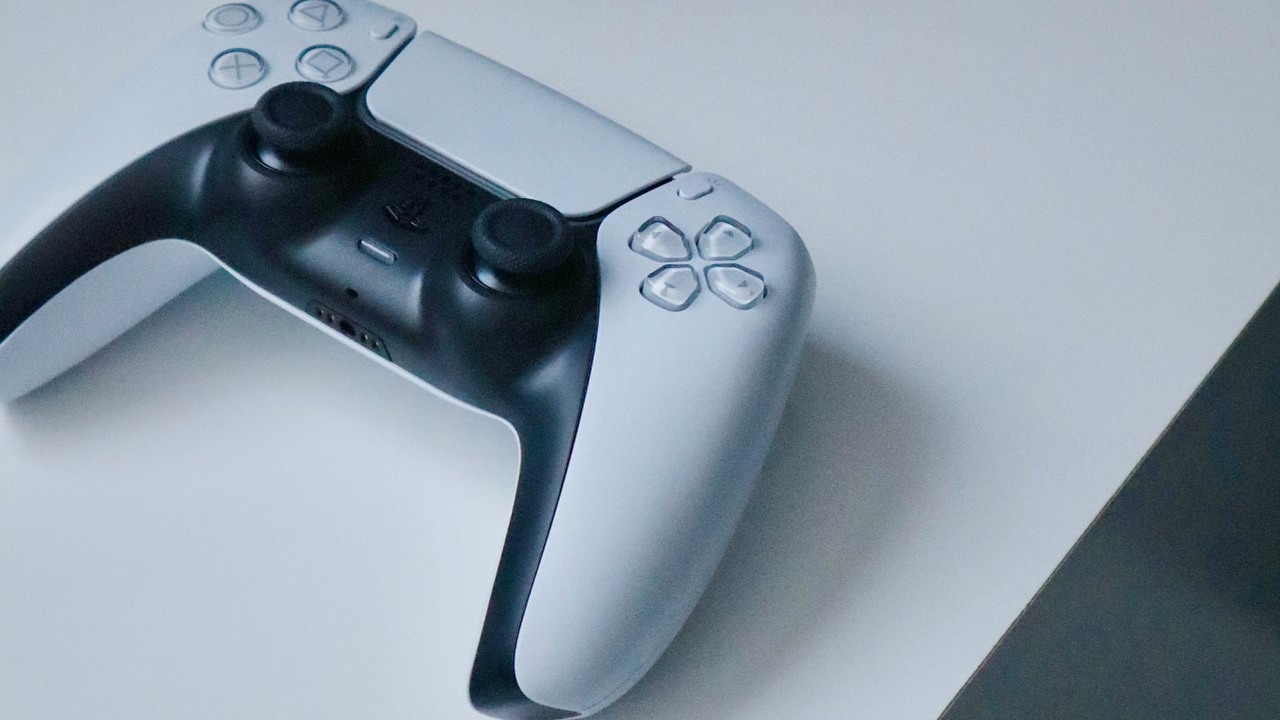 PS5 Pro może zaoferować nawet 4-krotnie wyższą wydajność ray traycingu według nowych przecieków, ale path tracing może pozostać wyzwaniem, źródło grafiki: Dennis Cortés | Unsplash.