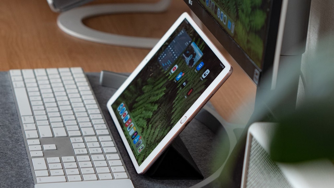 WhatsApp na iPad - pokazujemy, jak korzystać, źródło grafiki: Dima Solomin | Unsplash.