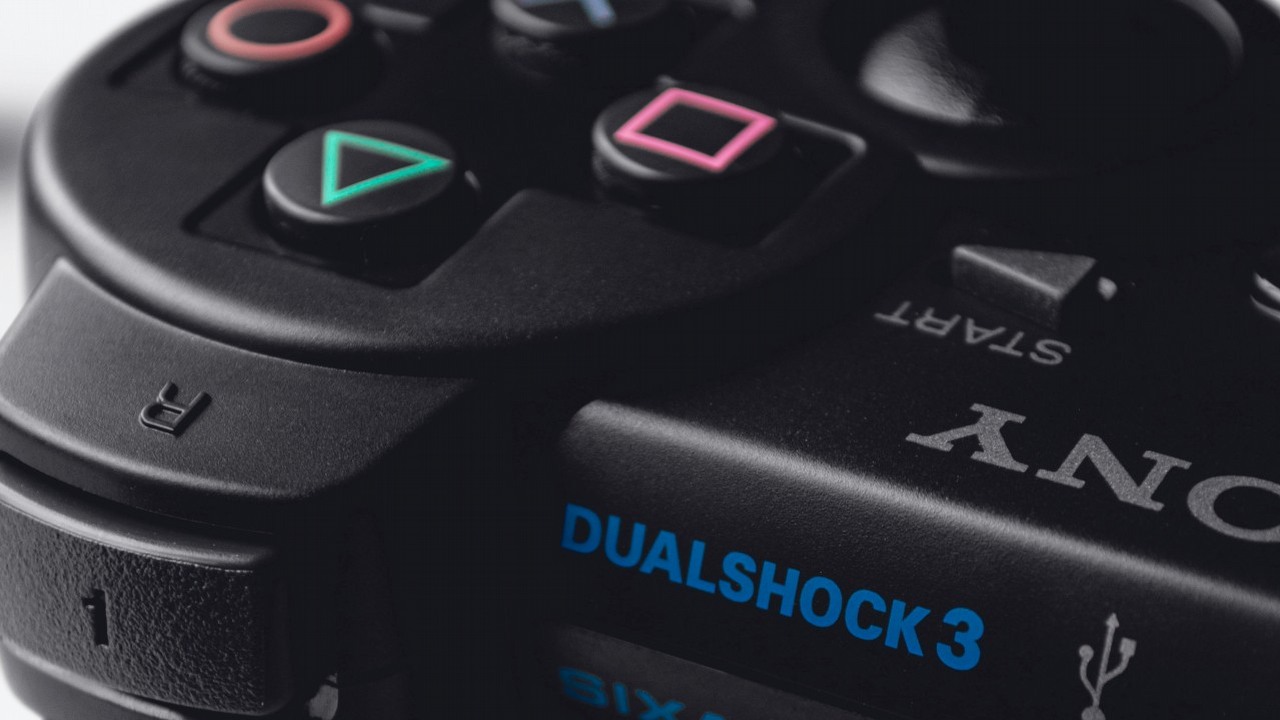 14 lat temu siły zbrojne USA zbudowały superkomputer z 1760 konsol PlayStation, źródło grafiki: TECHRPT, Unsplash.