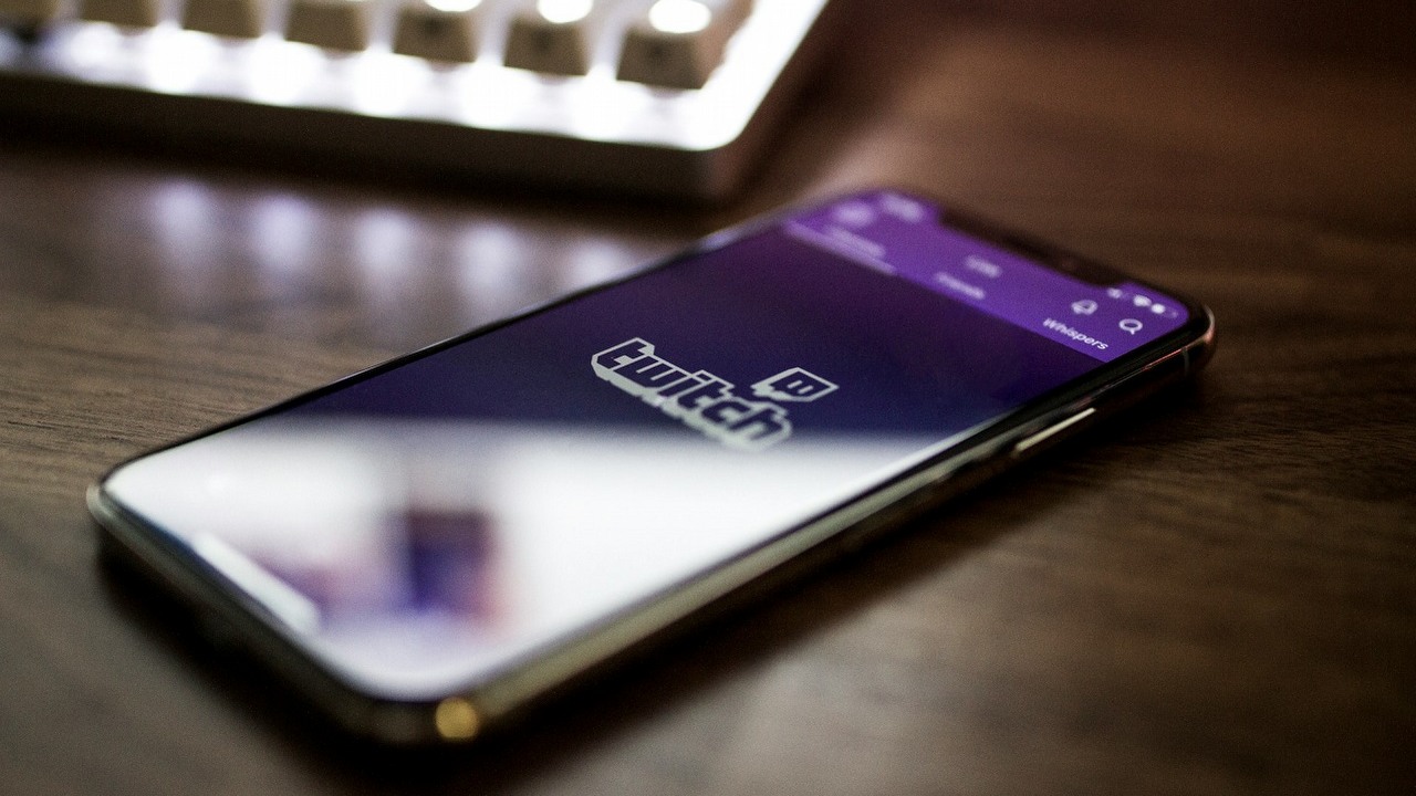 Twitch w tarapatach, traci użytkowników na rzecz YouTube'a i Kicka, źródło grafiki: Unsplash | Caspar Camille Rubin.