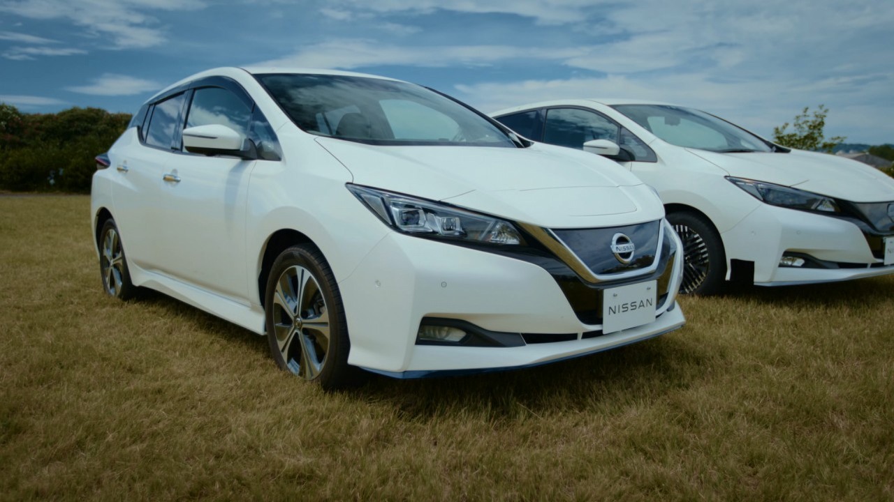 Nissan pracuje nad specjalnym lakierem na upały. Już teraz potrafi obniżyć temperaturę karoserii o kilkanaście stopni, źródło grafiki: YouTube: Nissan; 2024.